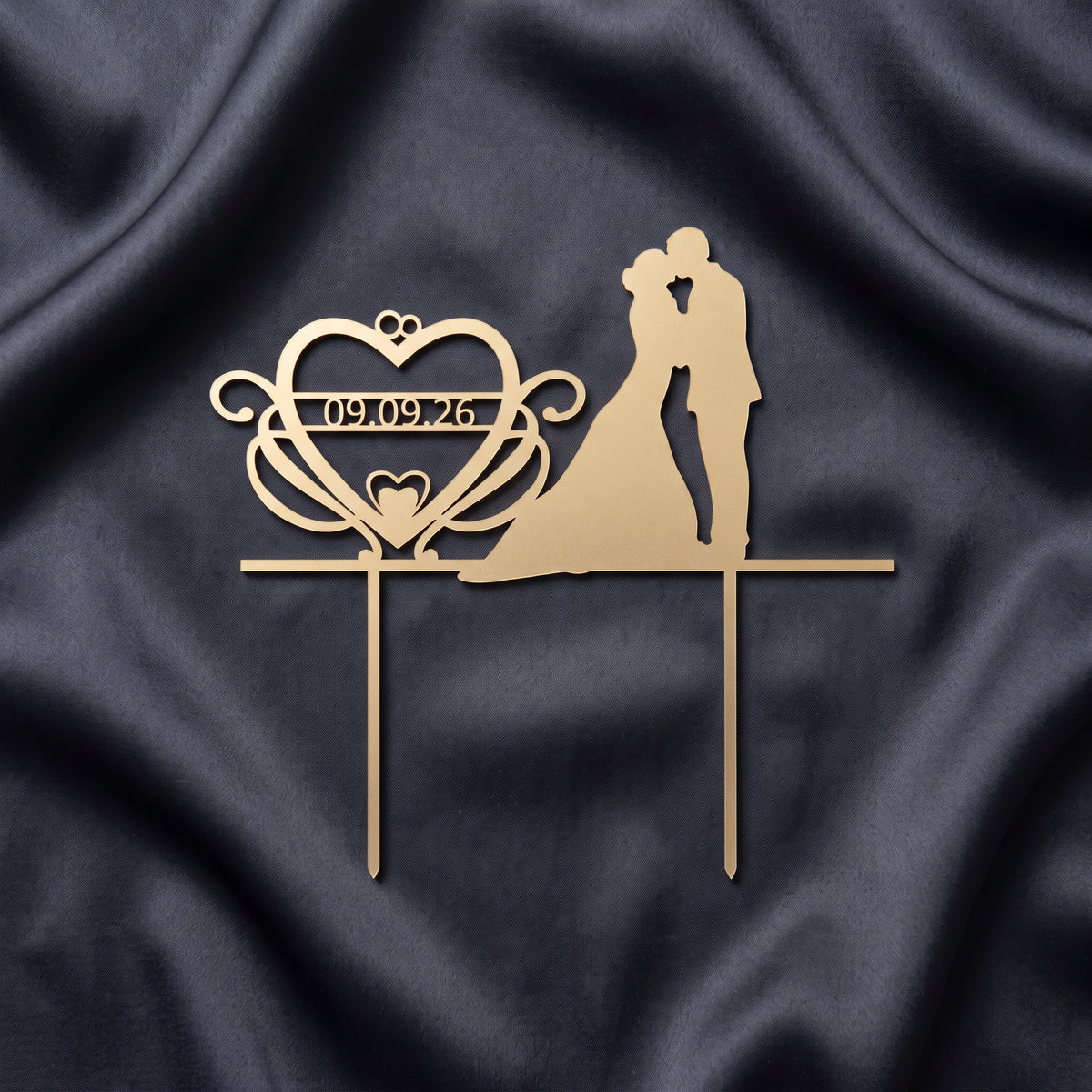 Hochzeit Cake Topper Brautpaar mit Datumsherz in Gold auf dunkler Seide