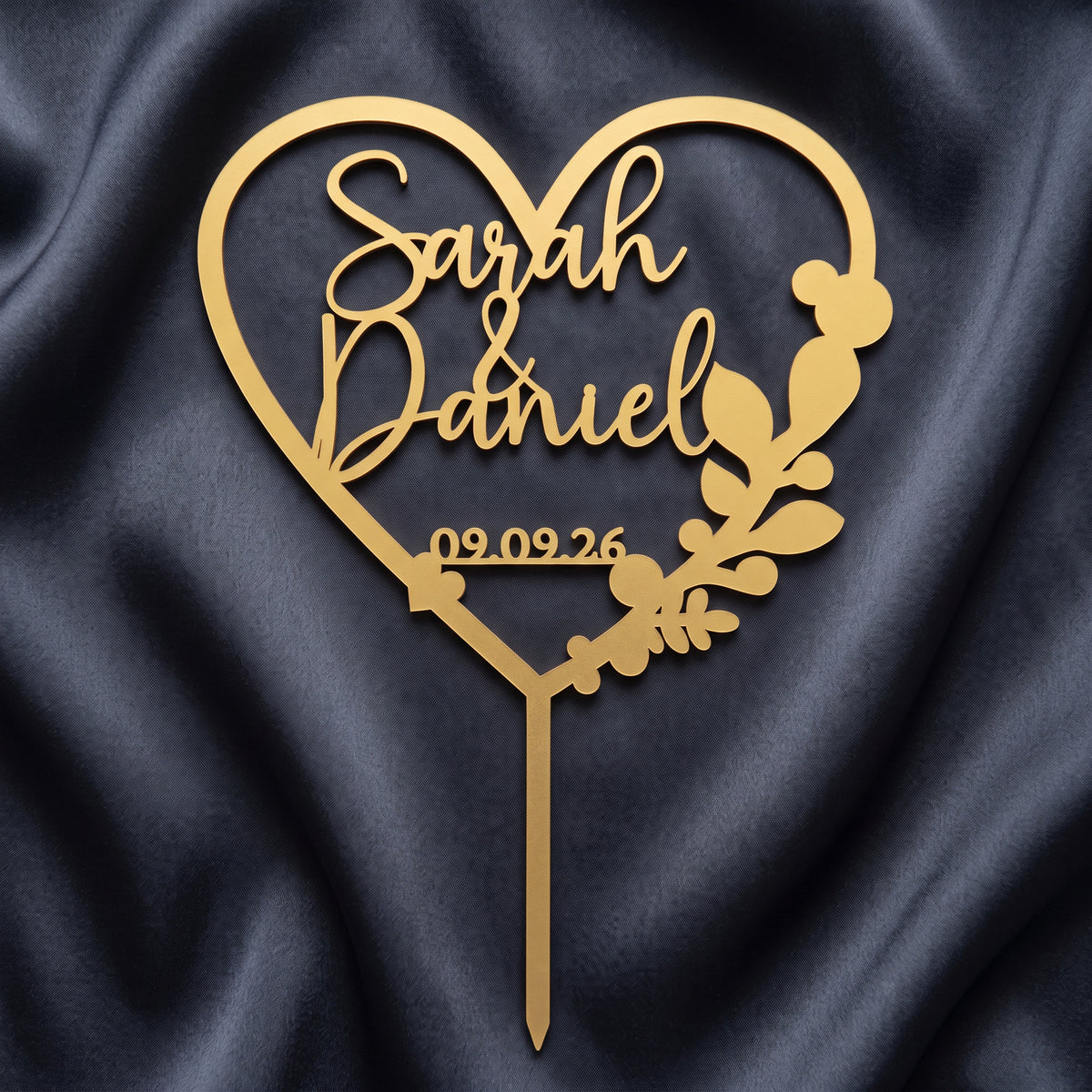 Hochzeit Cake Topper Herz mit Eukalyptus in Gold auf dunkler Seide