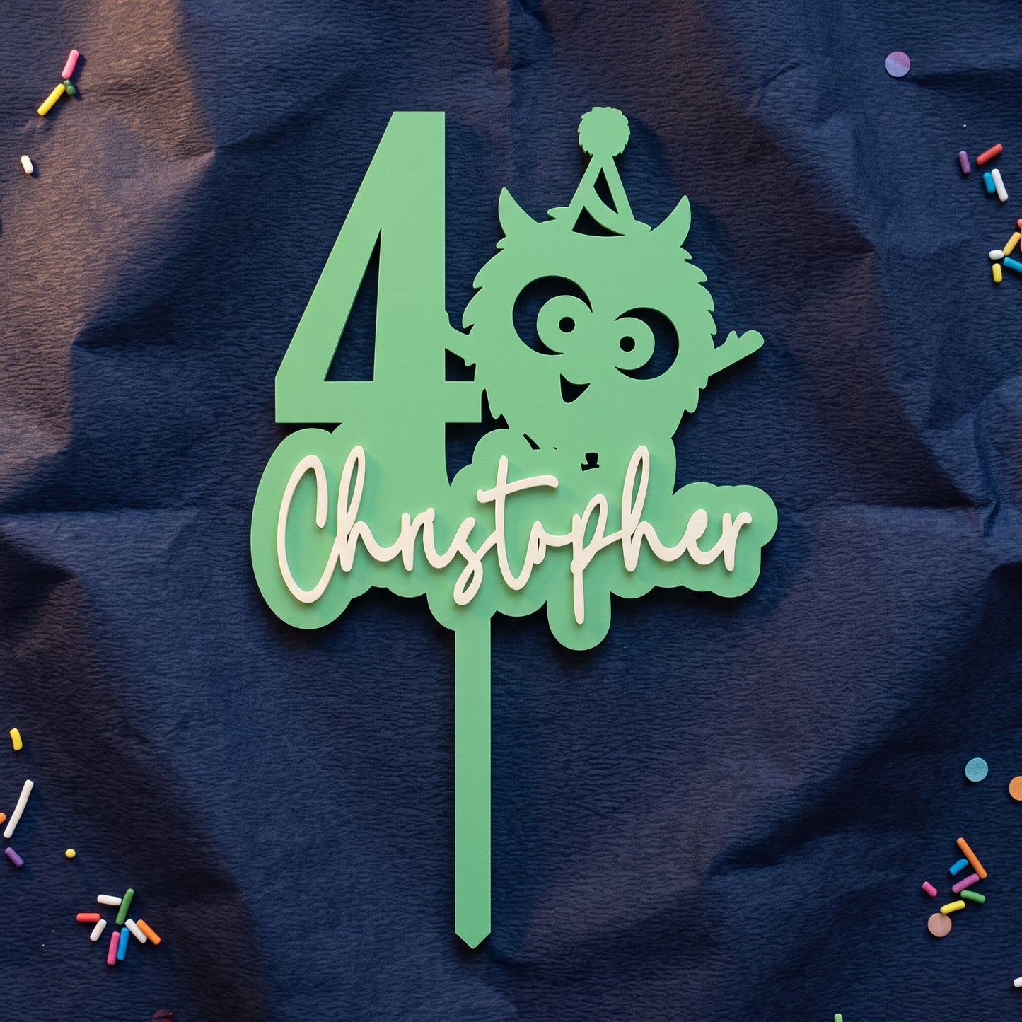 Geburtstags-Cake-Topper "Zahl mit Monster" personalisiert, auf marineblauem Krepppapier