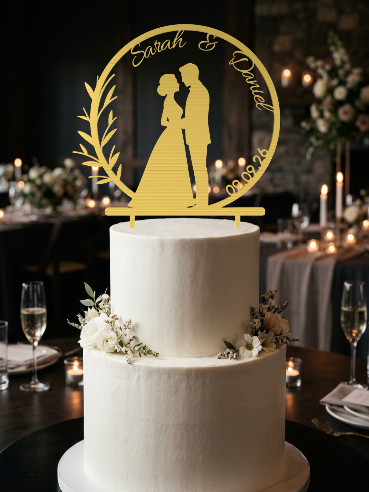 Cake Topper Brautpaar im Zweigkranz Gold, Pose Von Angesicht zu Angesicht, auf Hochzeitstorte