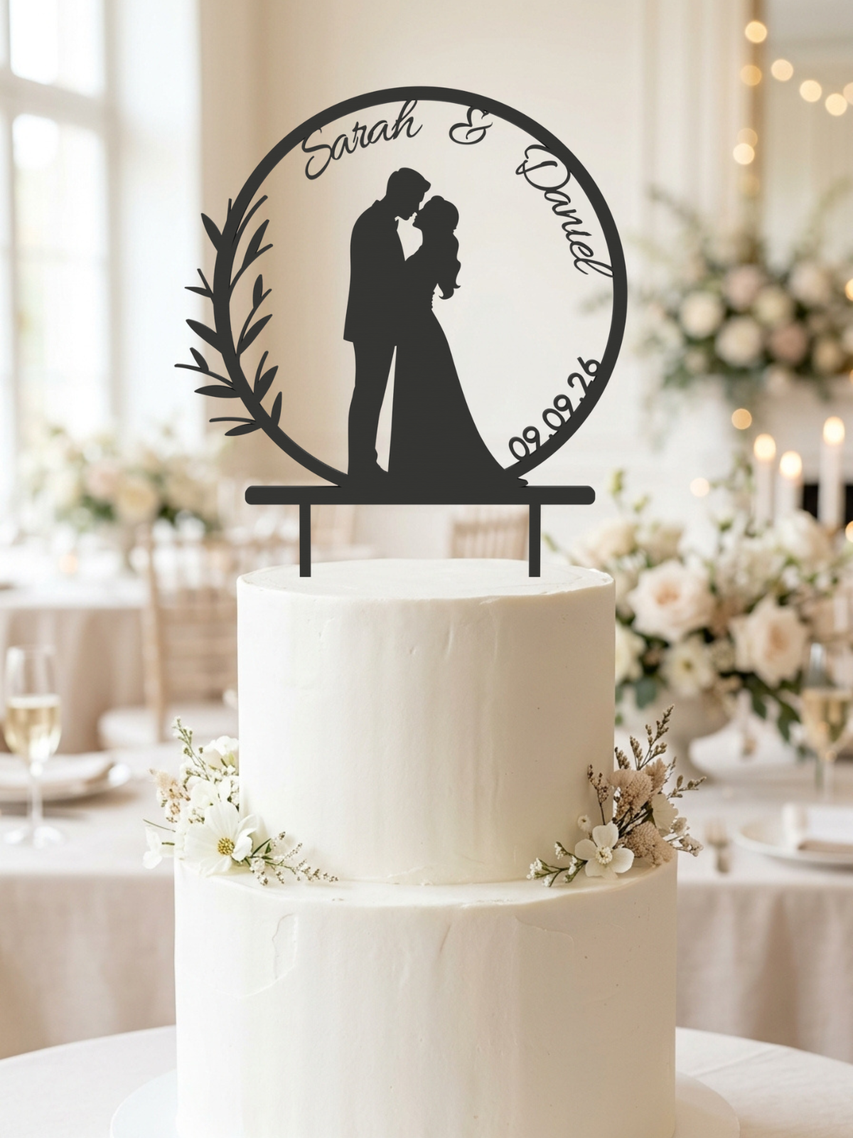 Cake Topper Brautpaar im Zweigkranz Gold, Pose Stirn an Stirn eng umarmt