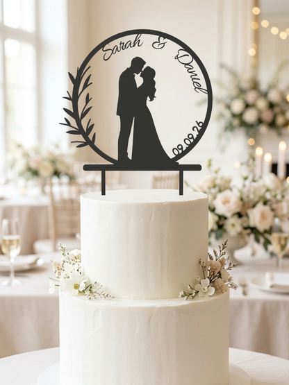 Cake Topper Brautpaar im Zweigkranz Gold, Pose Stirn an Stirn eng umarmt