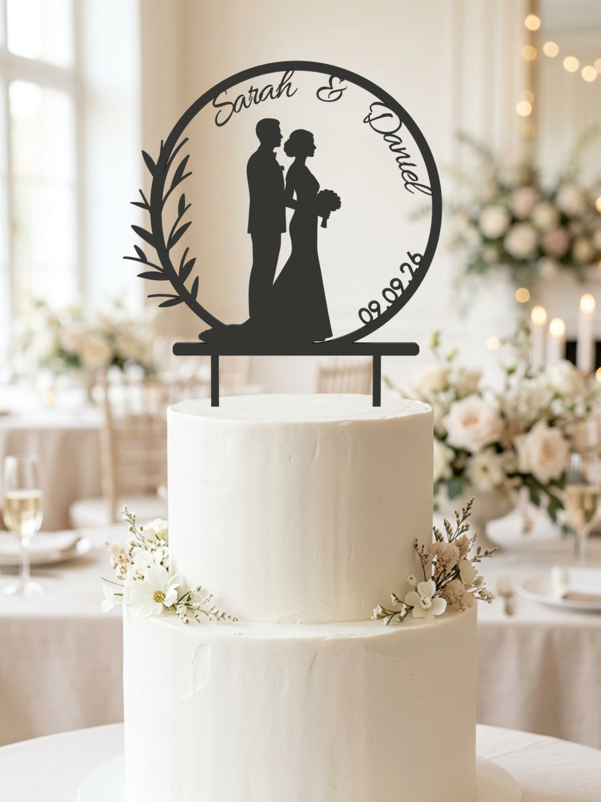 Cake Topper Brautpaar im Zweigkranz Gold, Pose Stirn an Stirn, Nahaufnahme