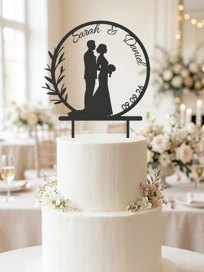 Cake Topper Brautpaar im Zweigkranz Gold, Pose Stirn an Stirn, Nahaufnahme