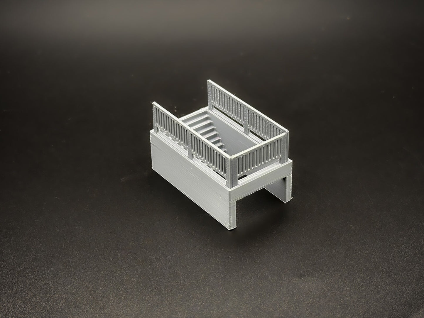 Modularer Bahnsteig H0 – Individuell anpassbar für deine Modellbahnanlage