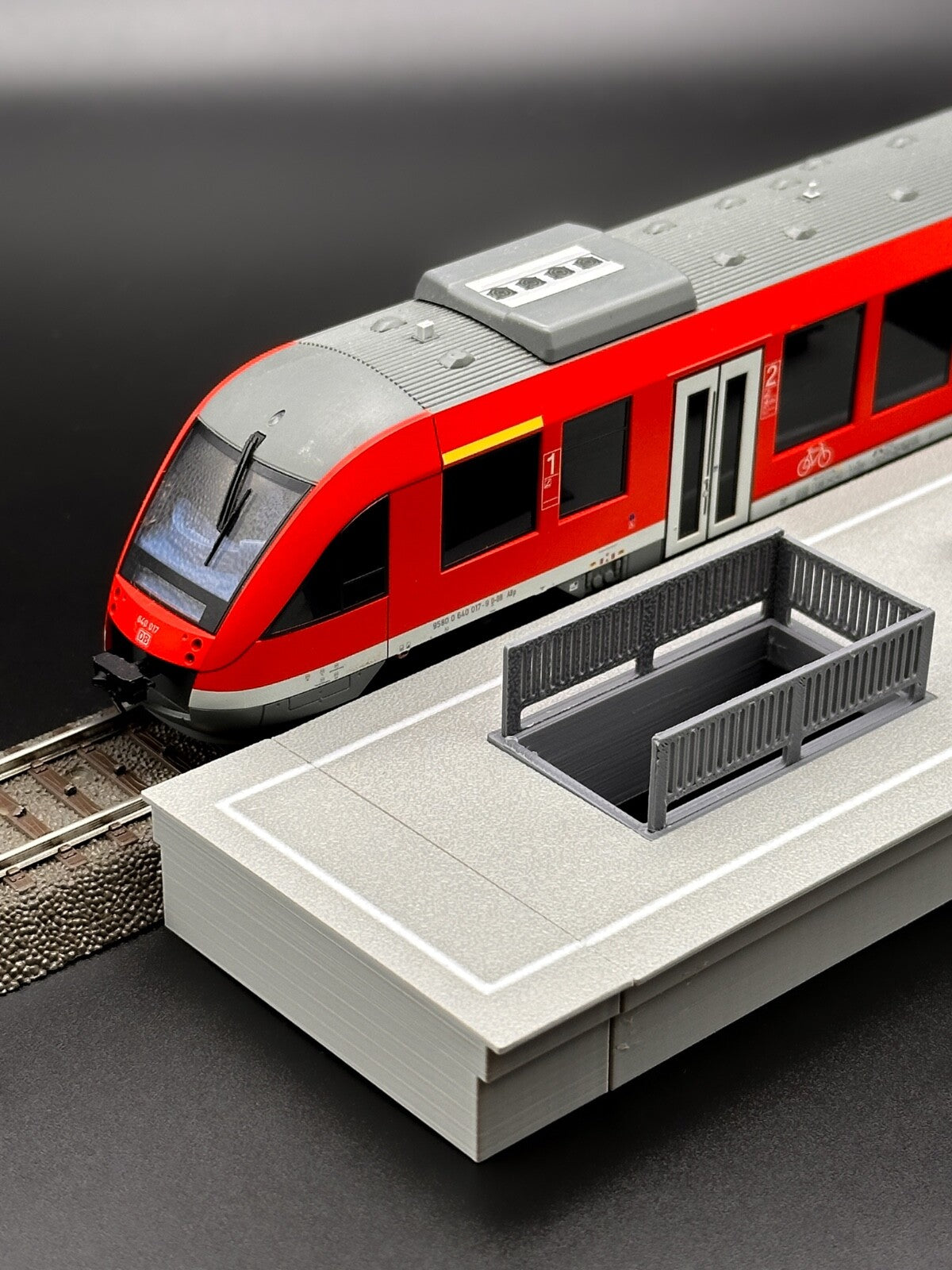 Modularer Bahnsteig H0 – Individuell anpassbar für deine Modellbahnanlage