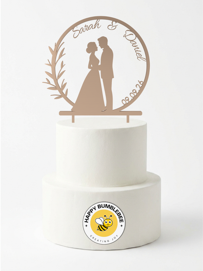 Cake Topper Brautpaar im Zweigkranz Gold, Pose Seite an Seite mit Blumenstrauß