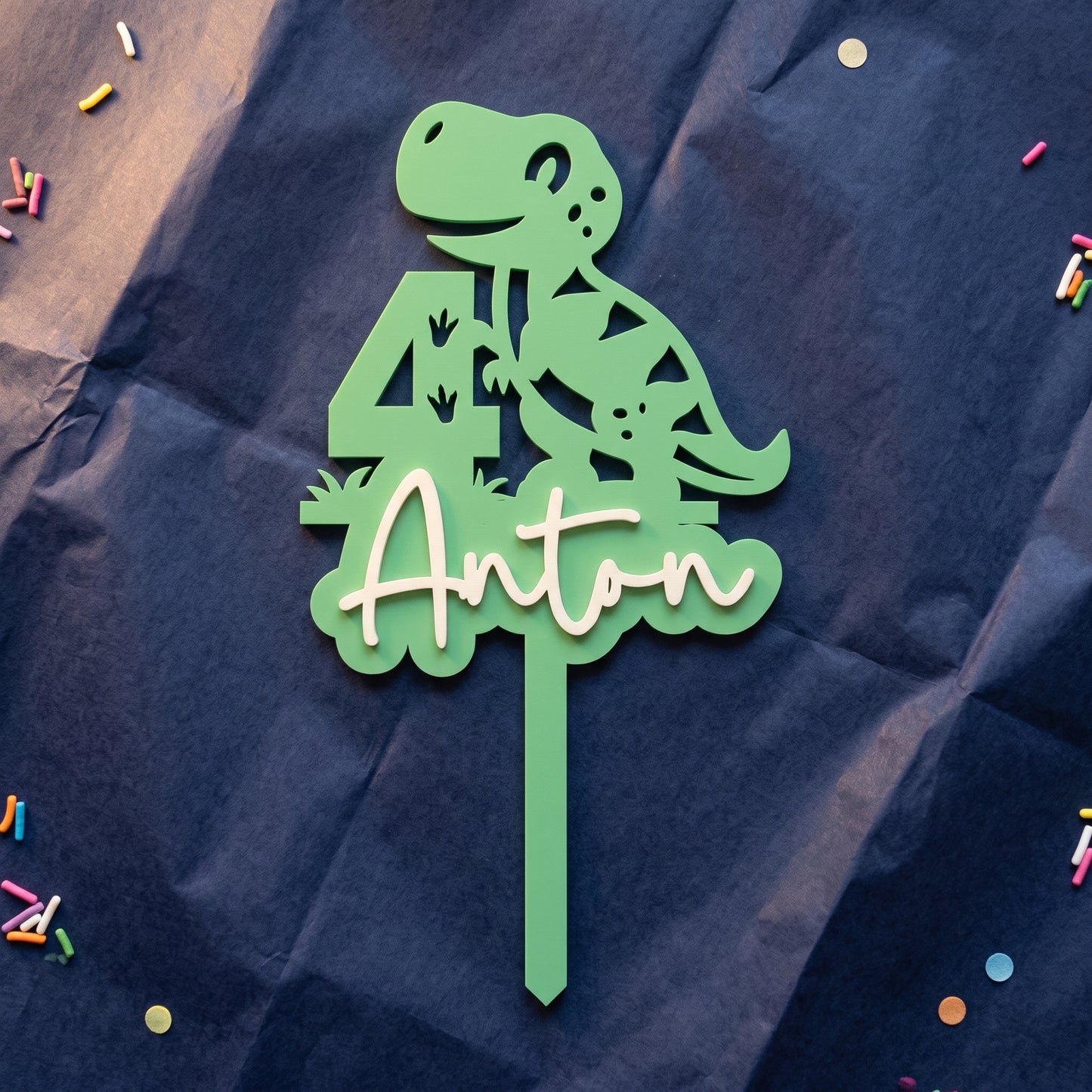 Geburtstags-Cake-Topper "Zahl mit Dino" personalisiert, auf marineblauem Krepppapier