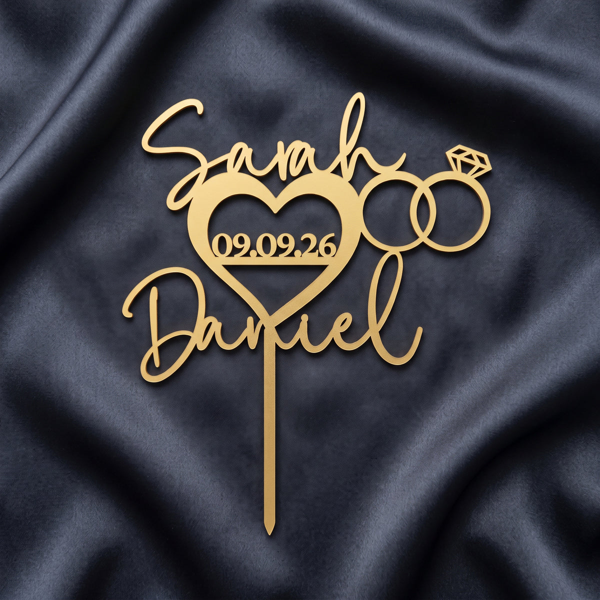 Hochzeit Cake Topper Namen im Herz mit Ringen in Gold auf dunkler Seide
