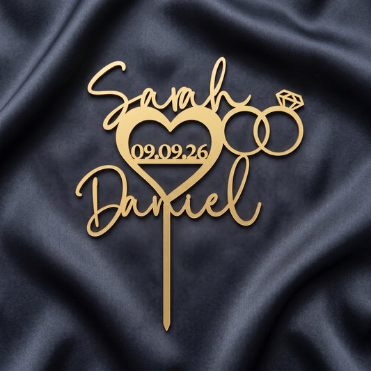 Hochzeit Cake Topper Namen im Herz mit Ringen in Gold auf dunkler Seide