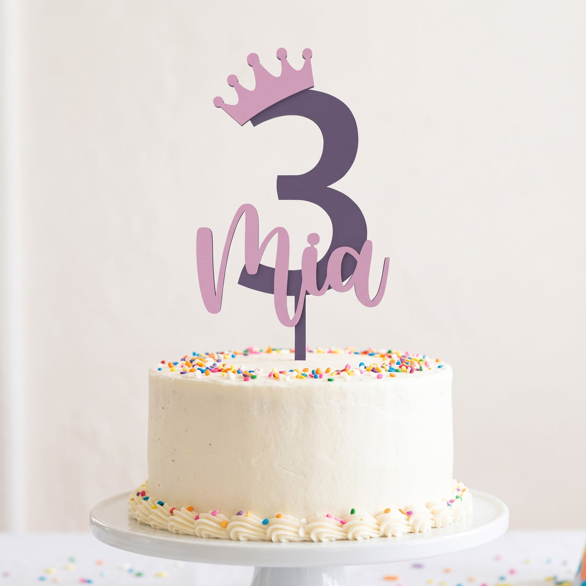 Cake Topper Geburtstag Zahl mit Krone und Name in Indigo und Rosa auf einer Geburtstagstorte