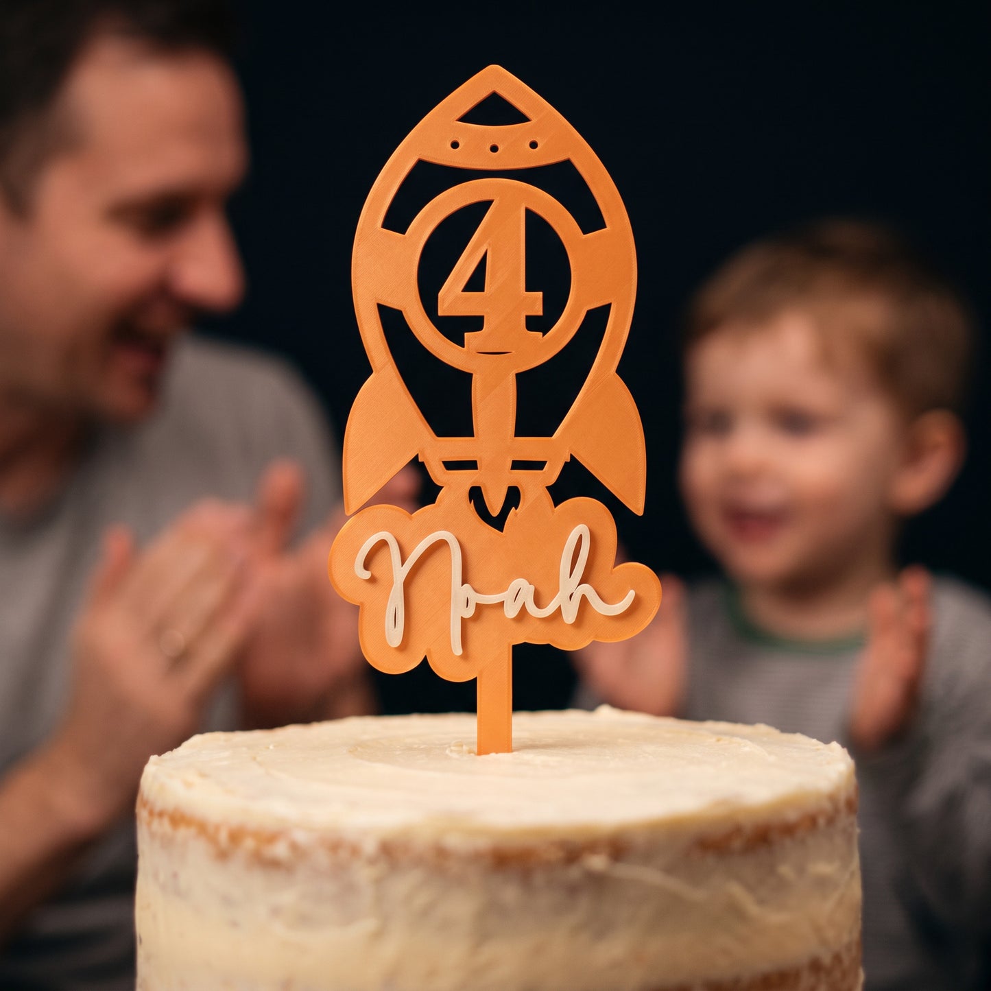 Cake Topper Zahl mit Rakete, im Einsatz auf einer Geburtstagstorte