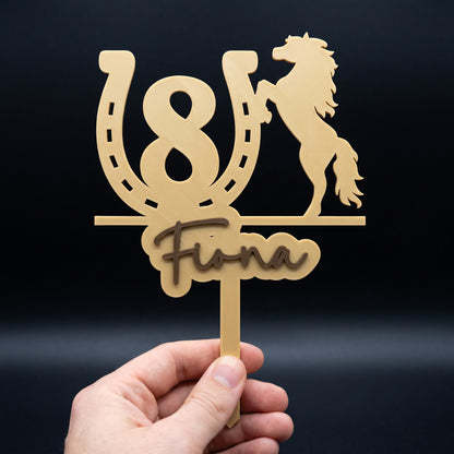 Cake Topper Zahl mit Pferd, in der Hand gehalten