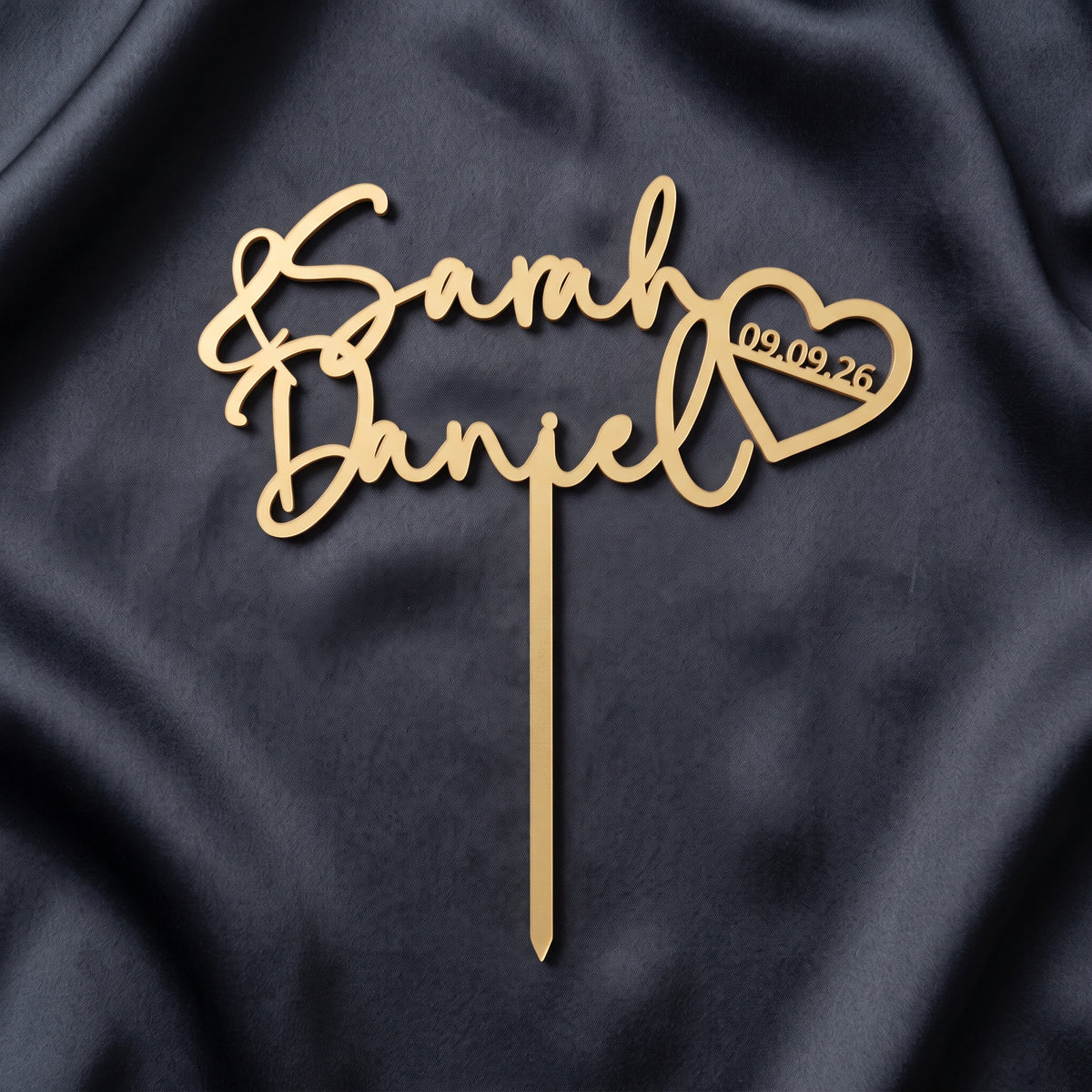 Hochzeit Cake Topper Namen mit Datumsherz in Gold auf dunkler Seide