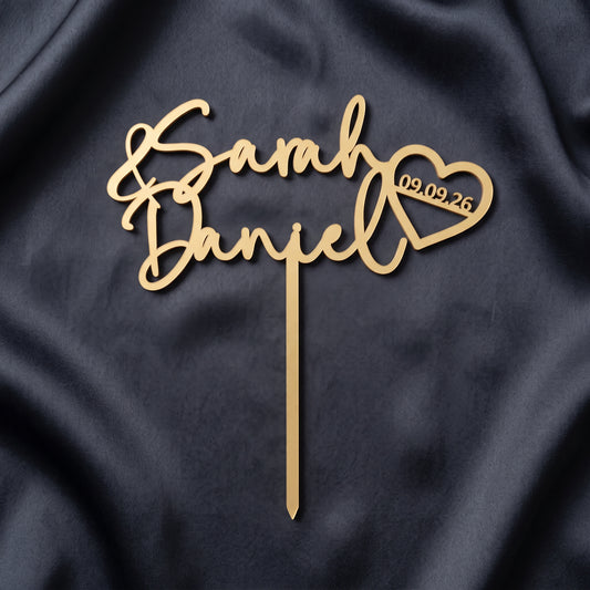 Hochzeit Cake Topper Namen mit Datumsherz in Gold auf dunkler Seide