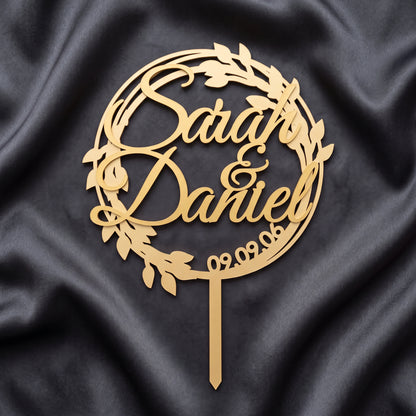 Hochzeit Cake Topper Namen erhaben im Blätterkranz in Gold auf dunkler Seide