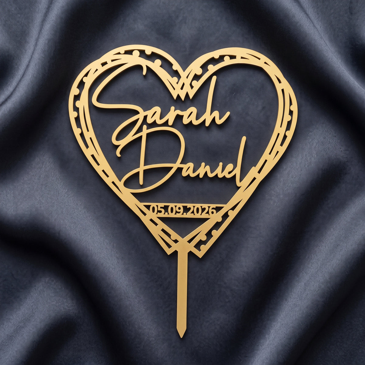 Hochzeit Cake Topper Herz gestrichelt in Gold auf dunkler Seide
