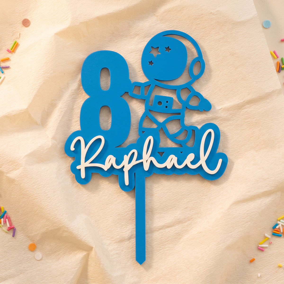 Geburtstags-Cake-Topper "Zahl mit Astronaut" personalisiert, auf cremefarbenem Krepppapier