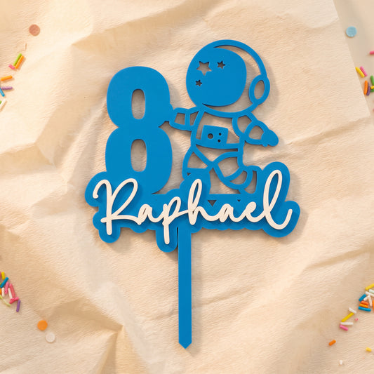Geburtstags-Cake-Topper "Zahl mit Astronaut" personalisiert, auf cremefarbenem Krepppapier