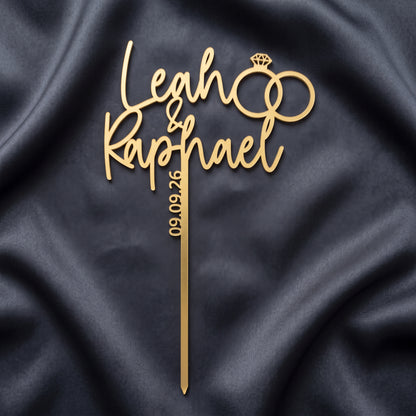 Hochzeit Cake Topper Namen mit Eheringen in Gold auf dunkler Seide