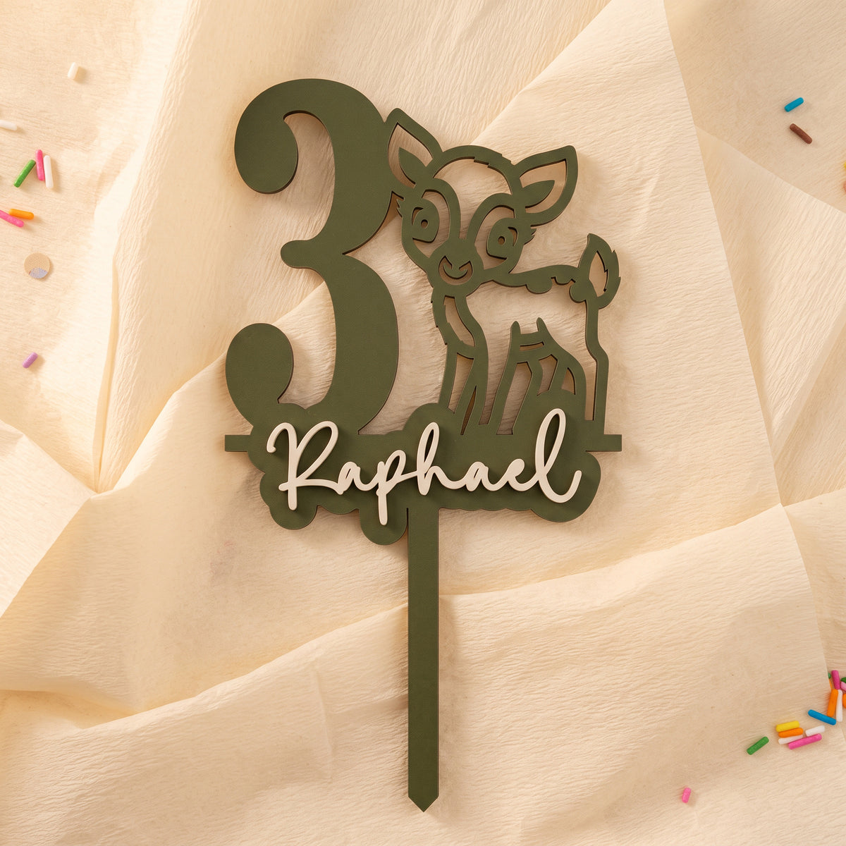 Geburtstags-Cake-Topper "Zahl mit Reh" personalisiert, auf cremefarbenem Krepppapier