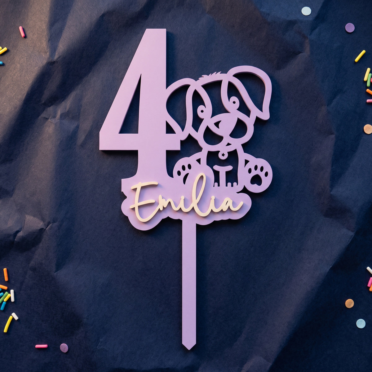 Geburtstags-Cake-Topper "Zahl mit Hund" personalisiert, auf marineblauem Krepppapier