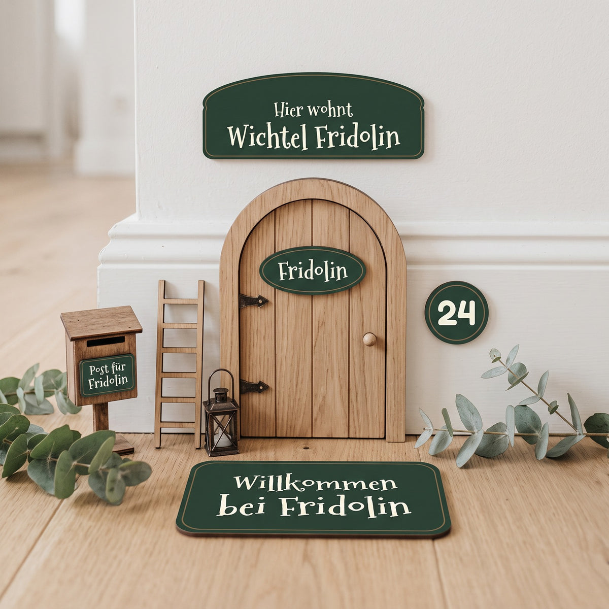Wichteltür mit Schildern in Tafel-Grün