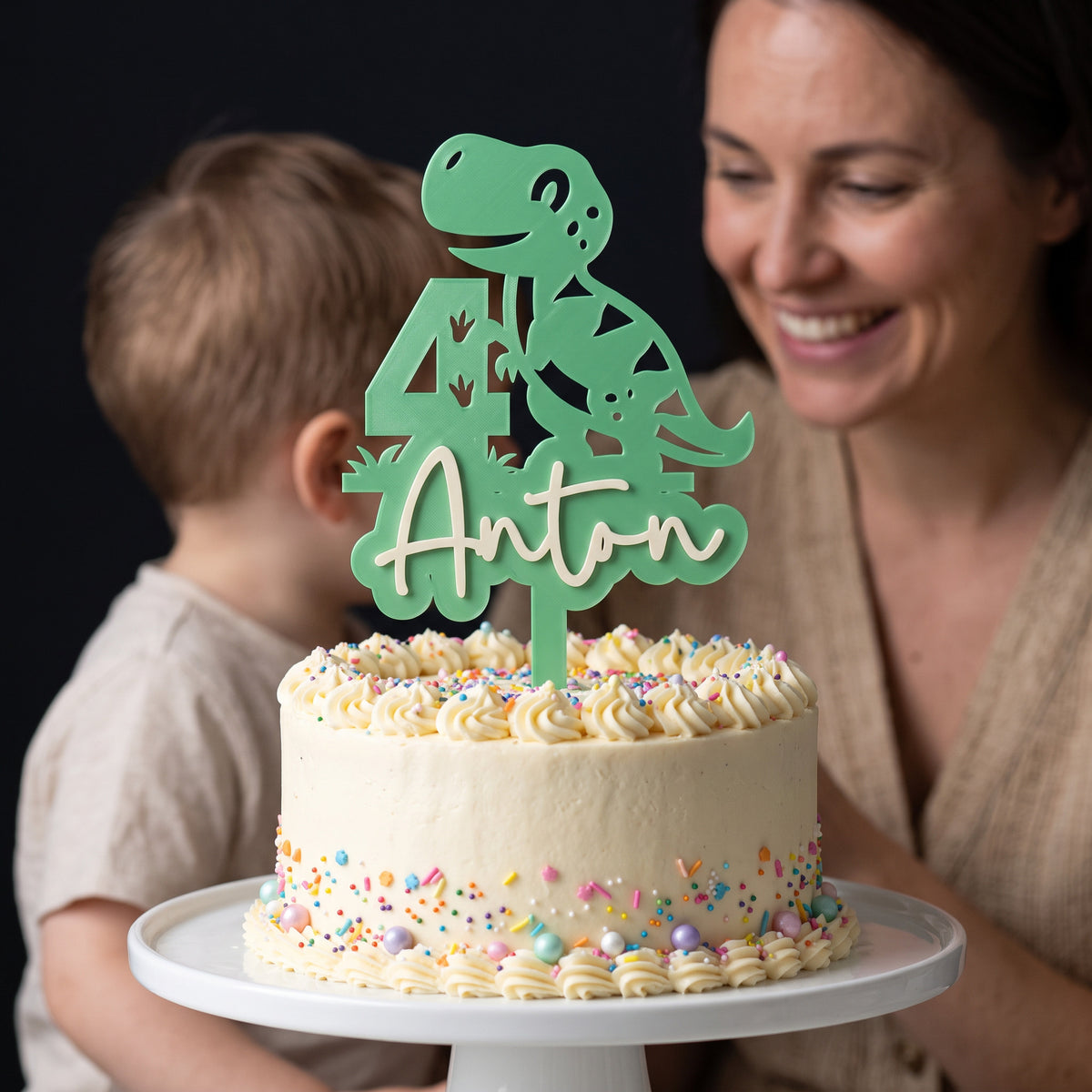Cake Topper Zahl mit Dino, im Einsatz auf einer Geburtstagstorte