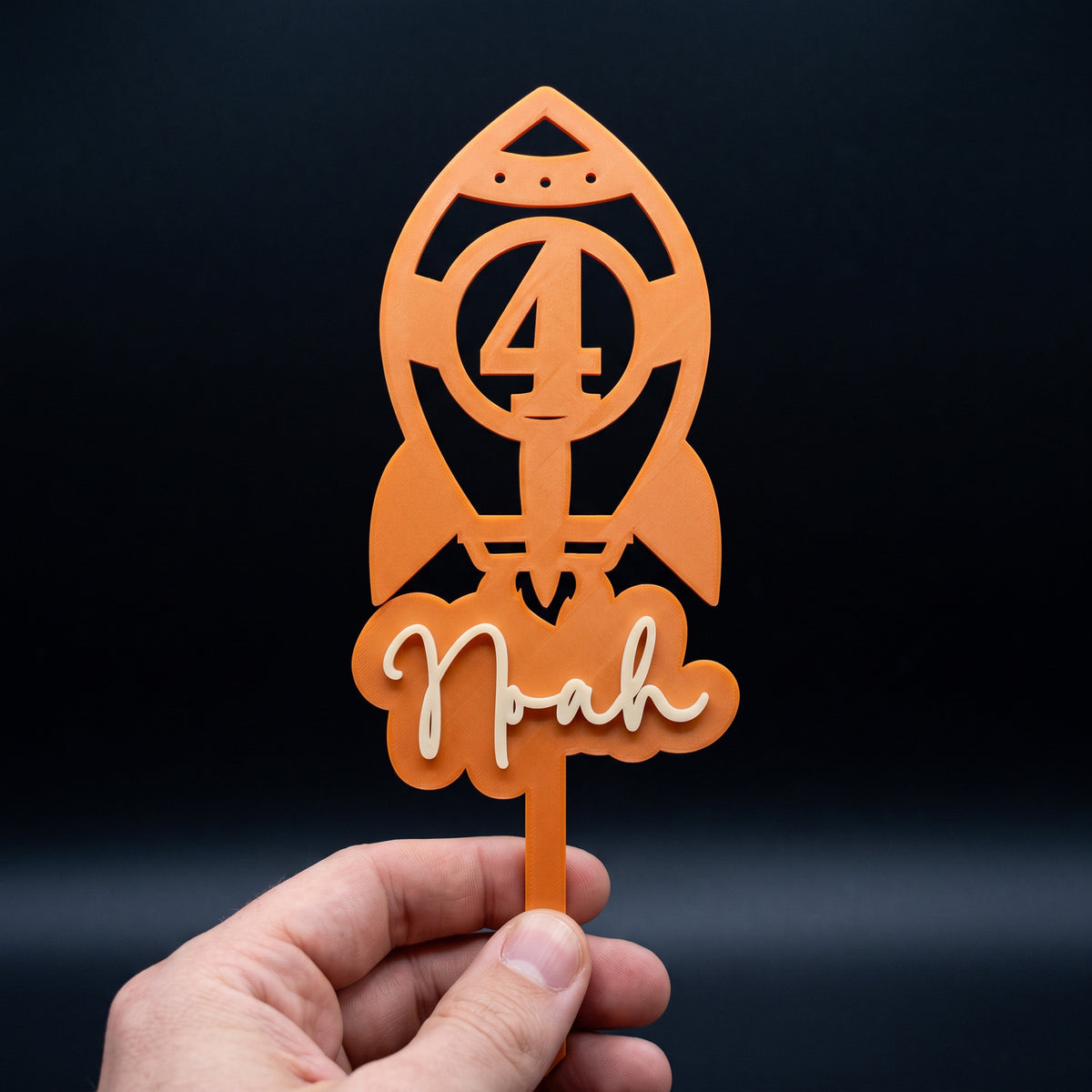 Cake Topper Zahl mit Rakete, in der Hand gehalten