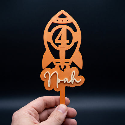Cake Topper Zahl mit Rakete, in der Hand gehalten