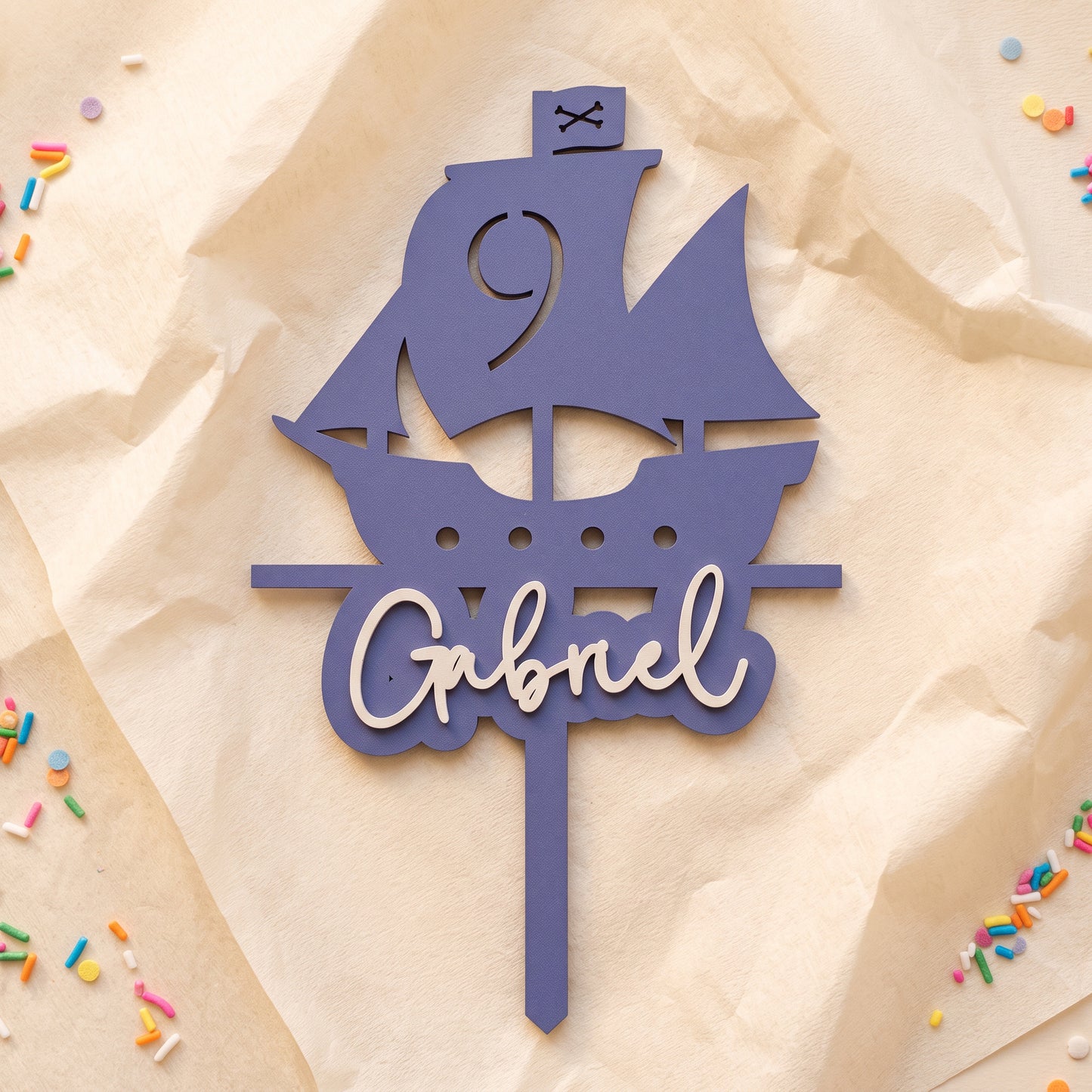 Geburtstags-Cake-Topper "Zahl mit Piratenschiff" personalisiert, auf cremefarbenem Krepppapier