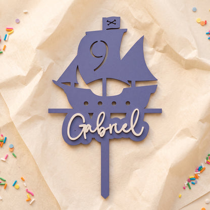 Geburtstags-Cake-Topper "Zahl mit Piratenschiff" personalisiert, auf cremefarbenem Krepppapier