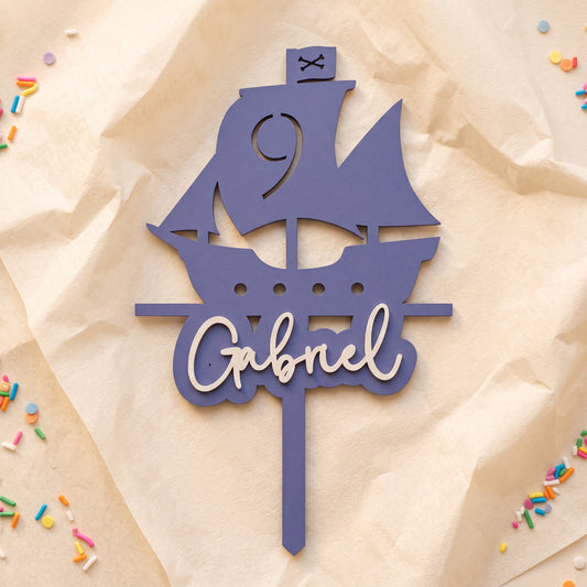 Geburtstags-Cake-Topper "Zahl mit Piratenschiff" personalisiert, auf cremefarbenem Krepppapier