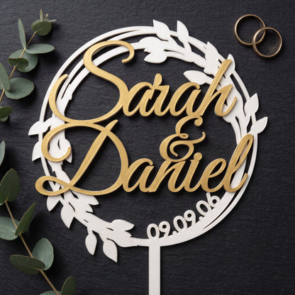 Blätterkranz Cake Topper Weiß mit goldenen Namen, Flatlay mit Eheringen