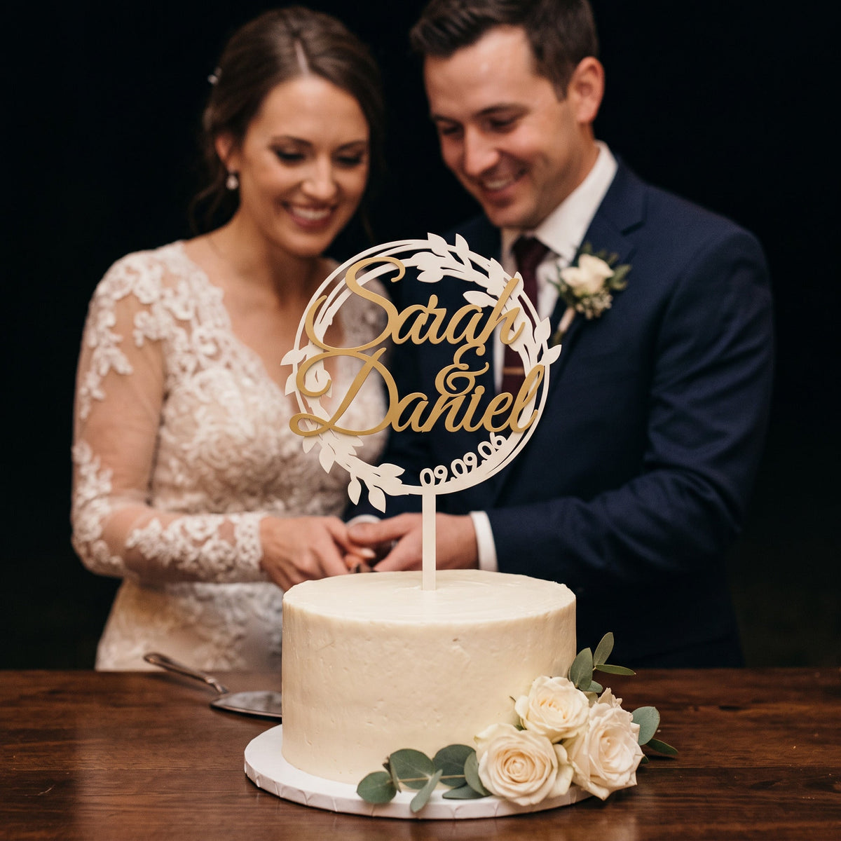 Brautpaar an der Hochzeitstorte mit Blätterkranz Cake Topper