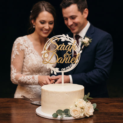 Brautpaar an der Hochzeitstorte mit Blätterkranz Cake Topper