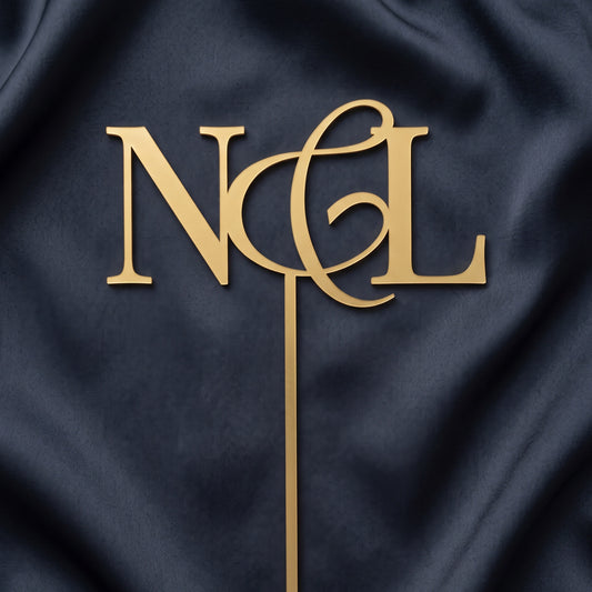Hochzeit Cake Topper Monogramm mit Initialen in Gold auf dunkler Seide