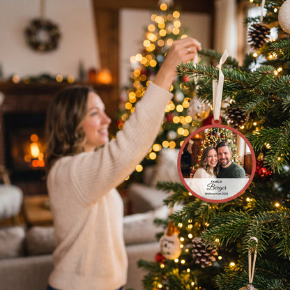 Weihnachtskugel mit Foto wird an den Baum gehängt
