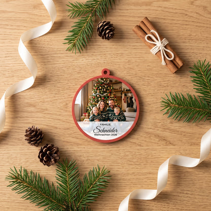 Weihnachtskugel mit Familienfoto auf Holz