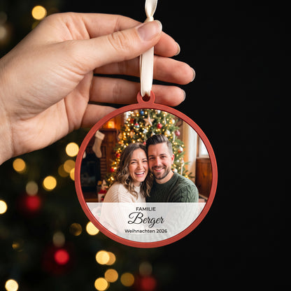 Weihnachtskugel mit Foto in der Hand