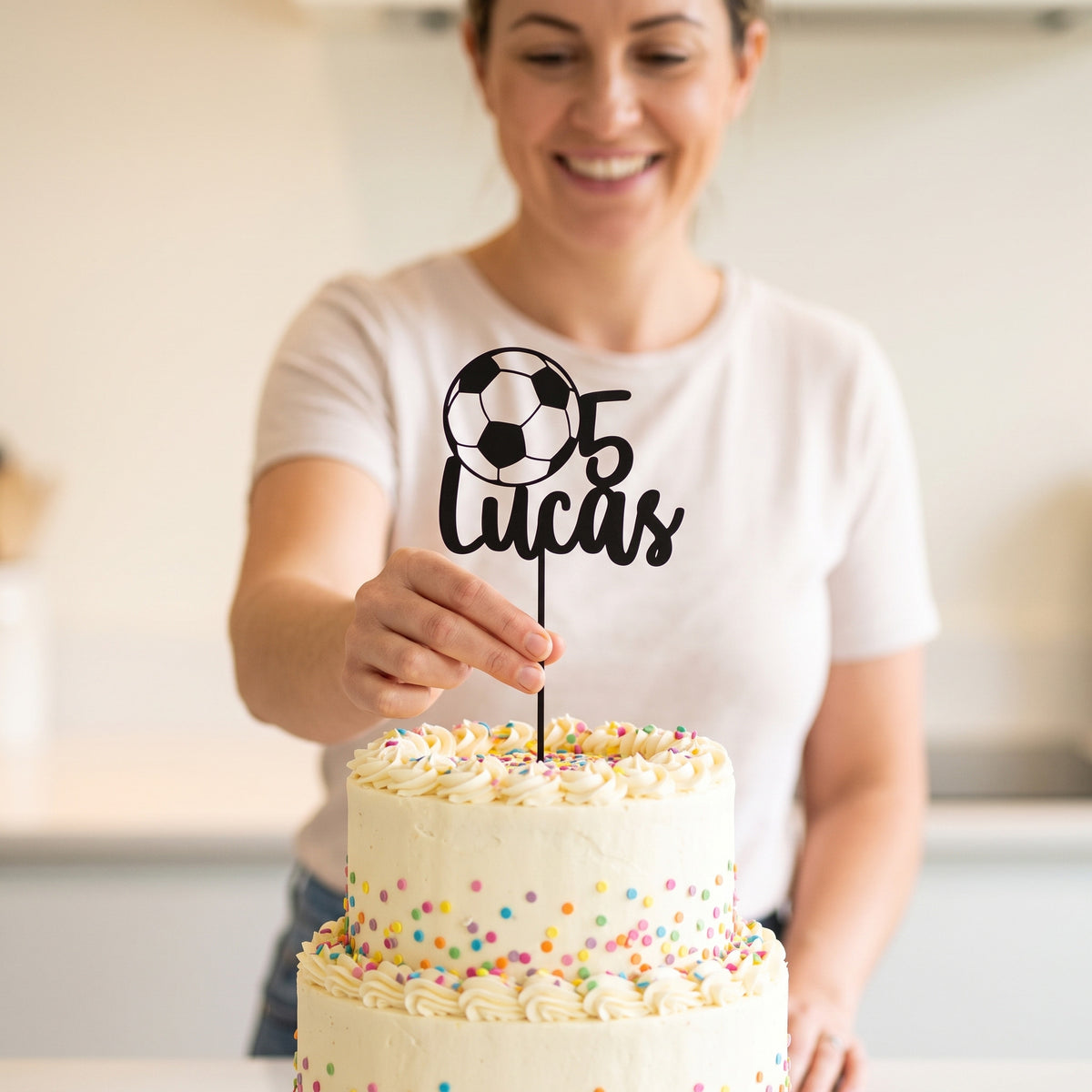 Fußball Cake Topper wird in die Torte gesteckt