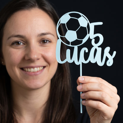 Fußball Cake Topper in Eisblau in der Hand