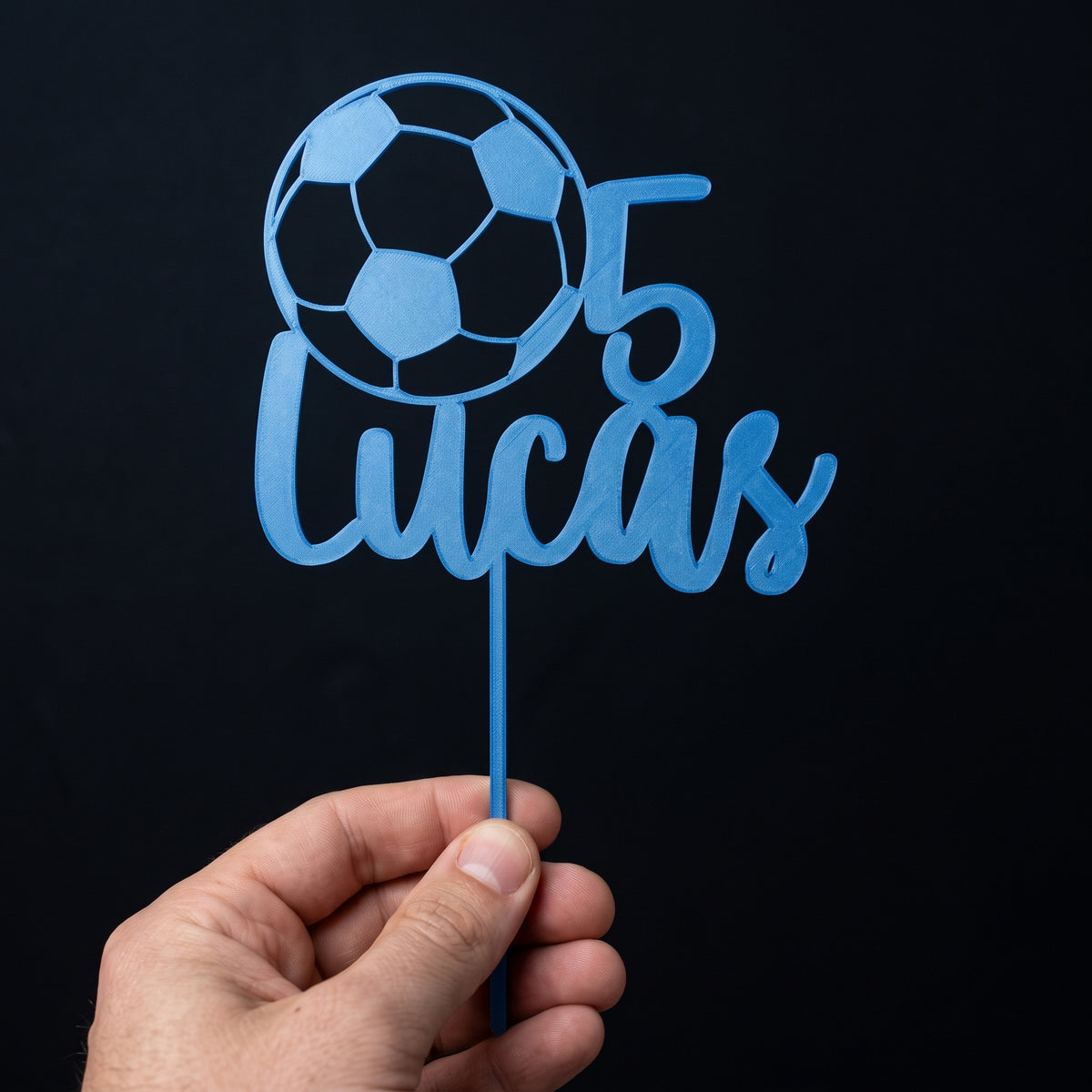 Fußball Cake Topper in Blau in der Hand