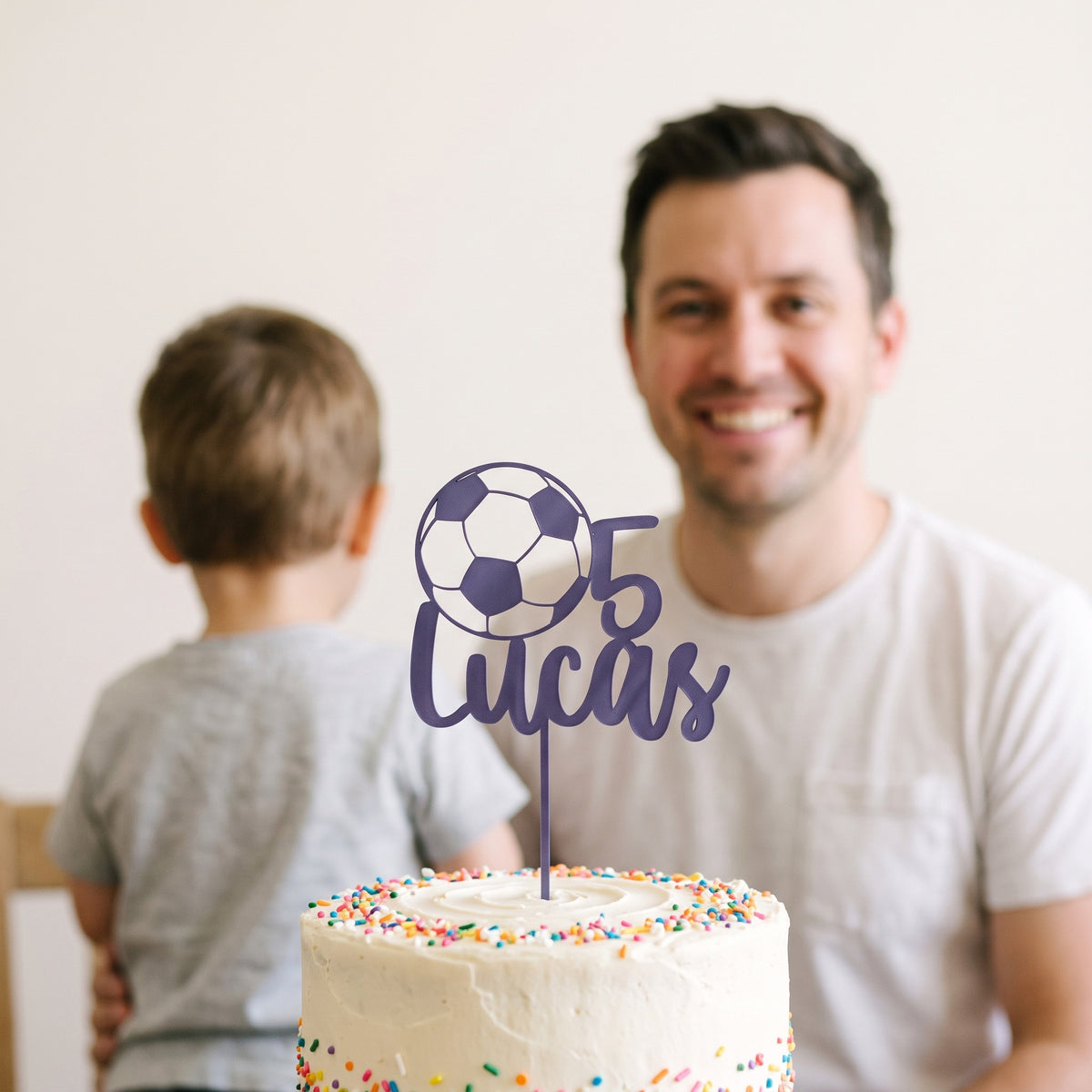 Fußball Cake Topper in Indigo auf der Geburtstagstorte mit Familie