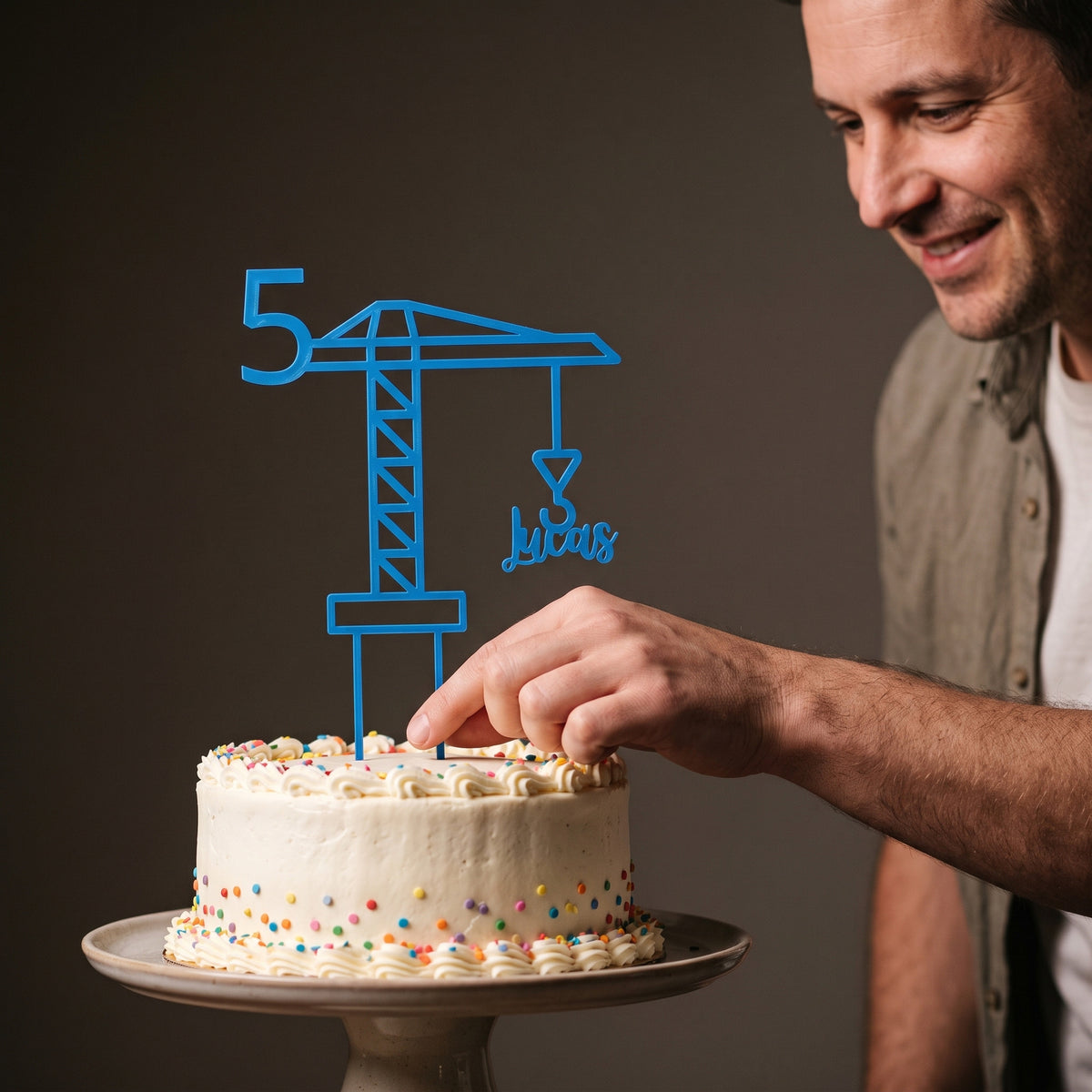 Kran Cake Topper wird in die Torte gesteckt
