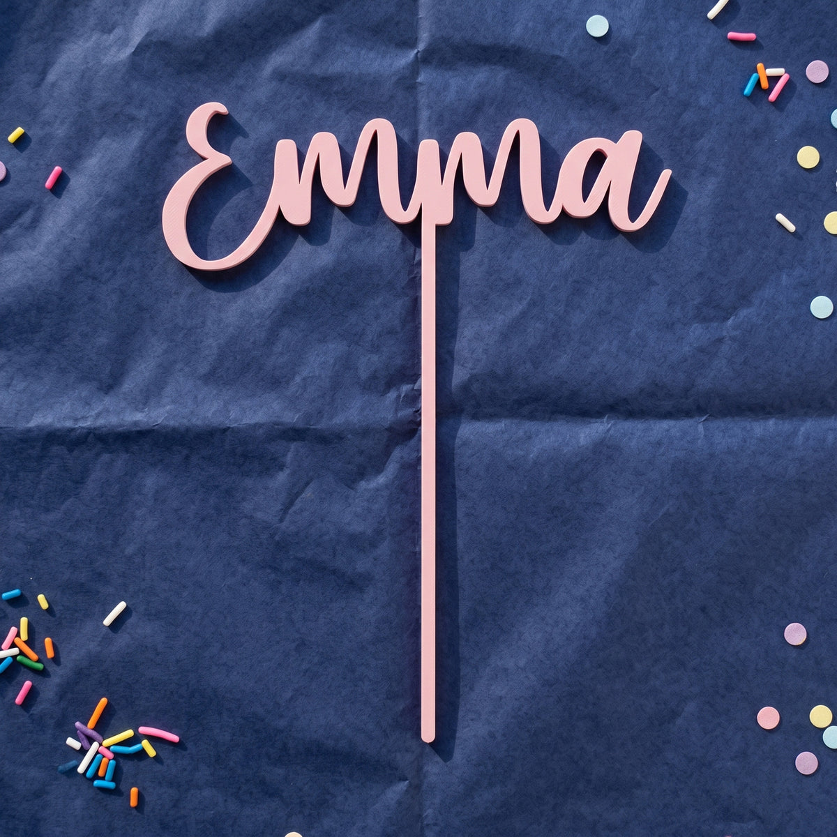 Cake Topper Name in Rosa auf marineblauem Krepppapier