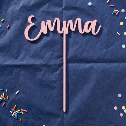Cake Topper Name in Rosa auf marineblauem Krepppapier