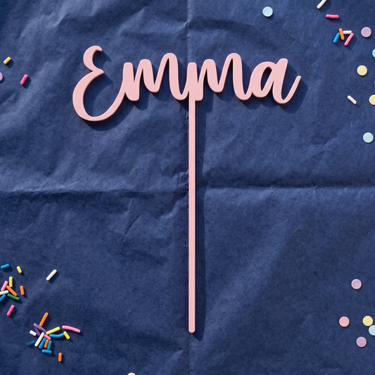 Cake Topper Name in Rosa auf marineblauem Krepppapier
