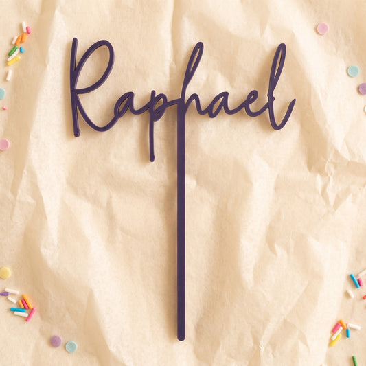 Geburtstag Cake Topper Name in Indigo-Violett auf cremefarbenem Krepppapier