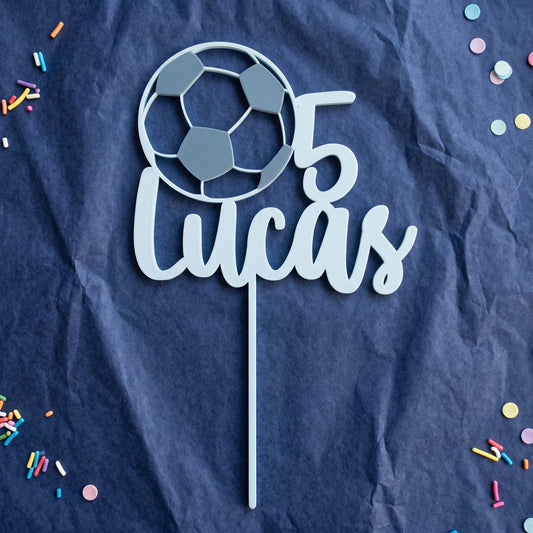 Geburtstag Cake Topper Zahl mit Fußball in Eisblau auf marineblauem Krepppapier